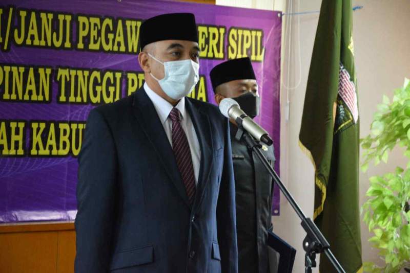 Foto : Bupati Tangerang A. Zaki Iskandar Melantik Dua pejabat Eselon II