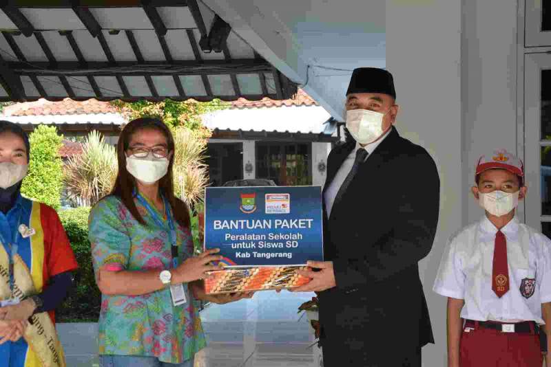 Bupati Tangerang Ahmed Zaki Iskandar Terima Bantuan CSR 2500 Paket Sekolah