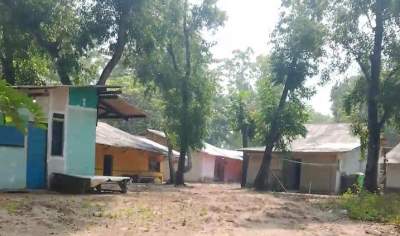 Foto: Warung remang-remang di kawasan Pulo Manuk, Desa Darmasari, Kecamatan Bayah, yang dikeluhkan warga karena diduga menjadi lokasi hiburan malam dan peredaran minuman keras.