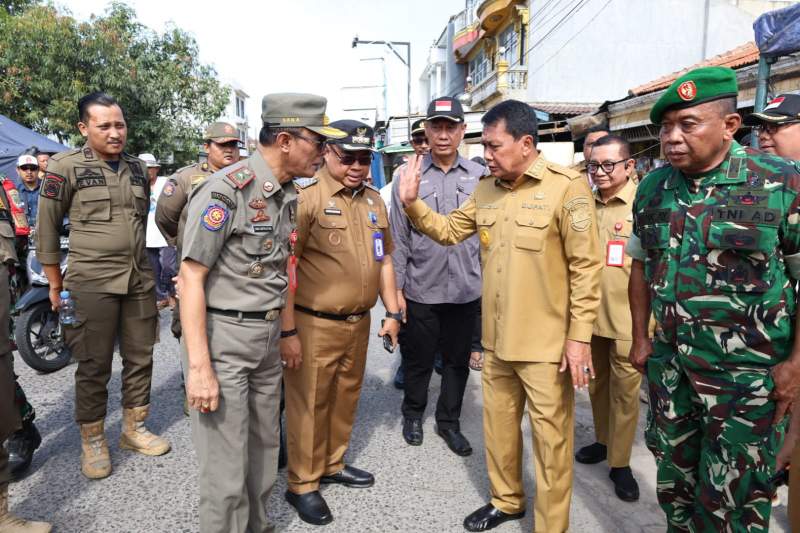 Bupati Tangerang Tinjau Pembongkaran Bangunan untuk Normalisasi Gorong-Gorong
