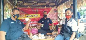 Foto : "Warung Jum'at" Bersama komunitas PIC Bidhumas Polda Banten Sambil Ngopi wae Berikan Himbauan ke Masyarakat