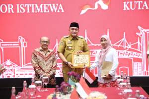 Dua Tokoh Inspiratif Bogor Dapat Hadiah Umroh dari Bupati Rudy Susmanto