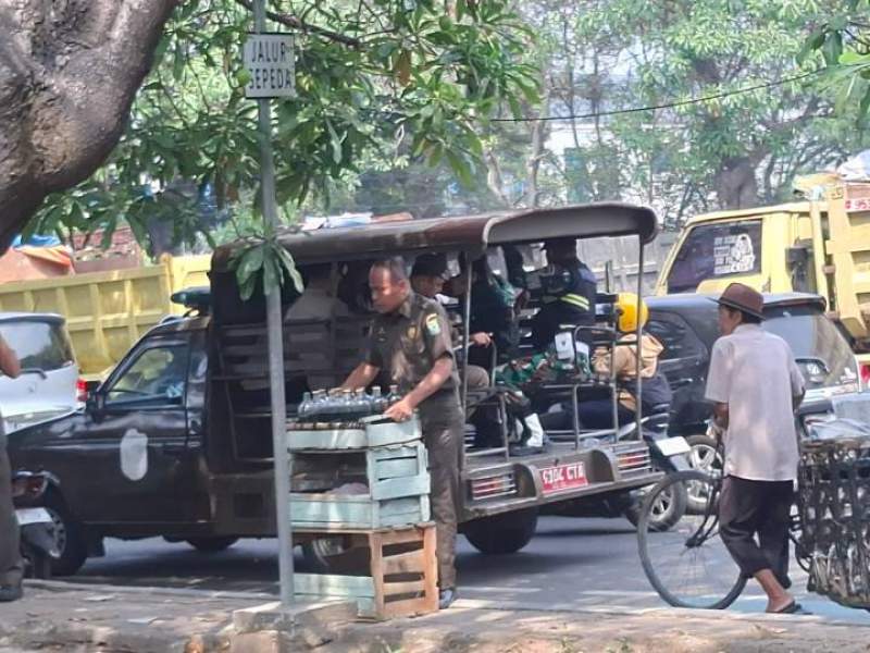 Jaga Fasilitas Umum, Satpol PP Kota Tangerang Tertibkan PKL di Jalan Satria Sudirman hingga Benteng Betawi