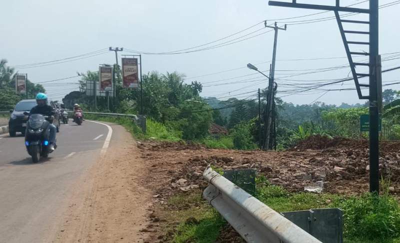 Jalan Licin Akibat Ceceran Tanah Merah Dekat Tol Rangkasbitung-Serang, Pengendara Protes