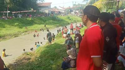 Masyarakat Karangharja Nyebur Tangkap Ratusan Kilogram Ikan Lele