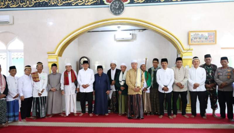 Bupati Tangerang Jumling di Masjid Jami Hidayatussolihin Desa Talok, Kecamatan Kresek