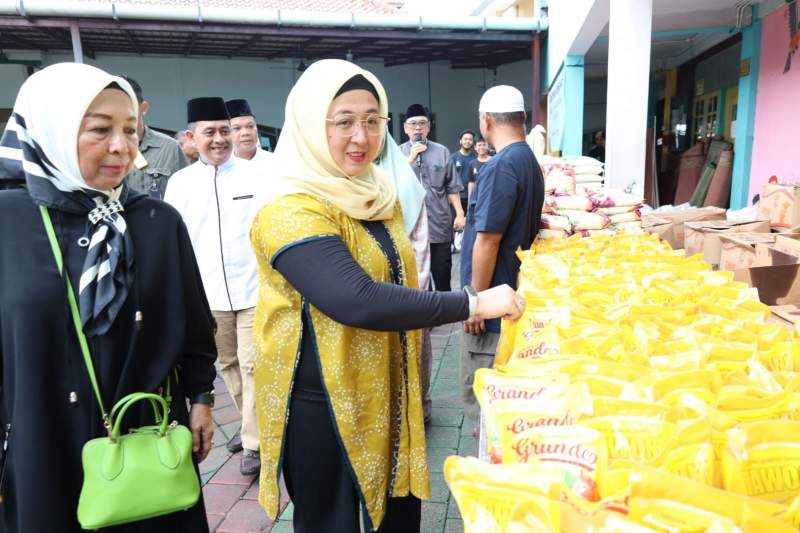 Wabup Intan Nurul Hikmah Hadiri Acara Ramadan Berkah Santunan Sembako DKM Masjid Jami Al-Ukhuwah