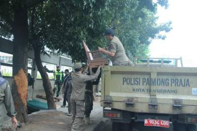 Satpol PP Kota Tangerang Tertibkan PKL di Sepanjang Jalan M.H. Thamrin Kebon Nanas