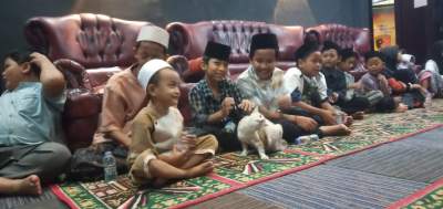 Keceriaan Kucing Menghangatkan Acara Pengajian dan Santunan Di Polsek Cisoka