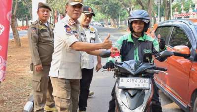 Satpol PP Kabupaten Tangerang Bagikan Ratusan Bendera Merah Putih Jelang HUT ke-81 RI