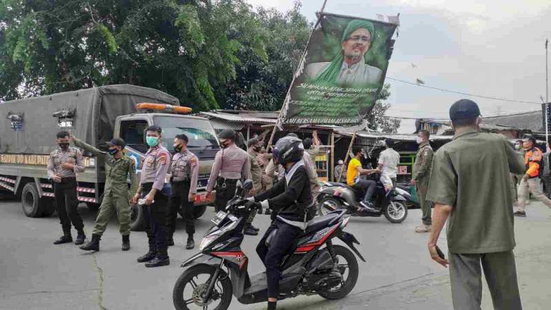 Foto : Petugas Kepolisian dan Satpol PP Kabupaten Tangerang Tertibkan Spanduk dan Baliho Tak Berizin