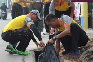 Kapolresta Tangerang Kombes Sabilul Alif memungut sampah.
