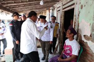 Tinjau Rumah Kumuh di Pakuhaji, Bupati Tangerang Beri Bantuan Pembangunan Rumah Layak Huni