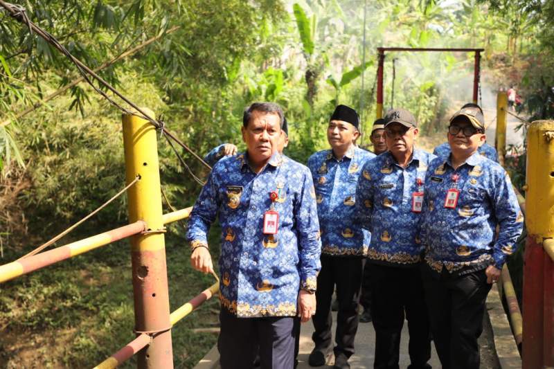 Bupati Tangerang Tinjau Kondisi Jembatan Baja Penghubung Dua Kabupaten