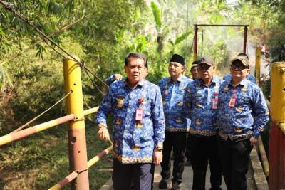 Bupati Tangerang Tinjau Kondisi Jembatan Baja Penghubung Dua Kabupaten