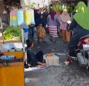 Wabup Tangerang Borong Dagangan Bocah Penjual Keripik di Pasar Cikuya