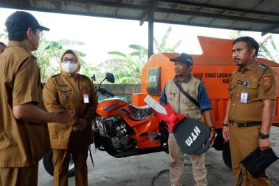 Wabup Intan Tinjau Dan Serahkan Bantuan Gerobak Motor Sampah TPS3R Sindang Jaya
