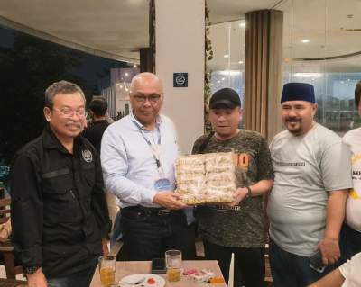 PWI Banten Hadiahkan Kopi Leuit Baduy untuk Cak Munir Usai Menang Ketua Umum PWI Pusat