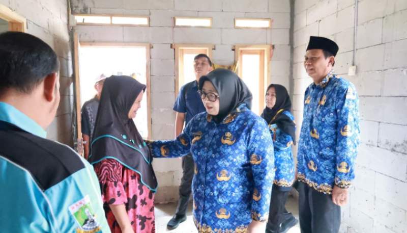 Wabup Intan Tinjau Progres Pelaksanan Program Bedah Rumah Di Kecamatan Kemiri