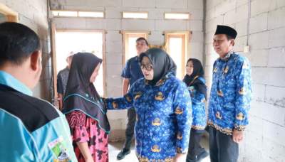 Wabup Intan Tinjau Progres Pelaksanan Program Bedah Rumah Di Kecamatan Kemiri