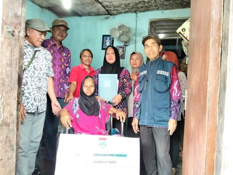 Pemkab Tangerang Serahkan Kursi Roda untuk Lansia Disabilitas di Tigaraksa
