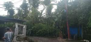 Nyaris Roboh! Tiang Internet Miring Buat Warga Resah