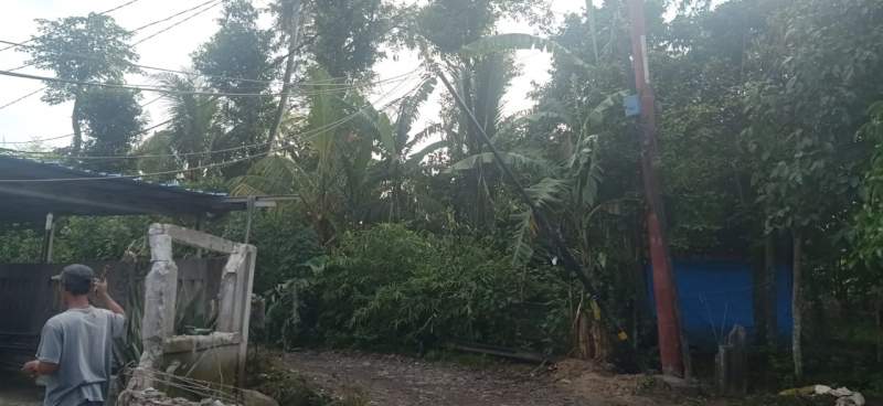 Nyaris Roboh! Tiang Internet Miring Buat Warga Resah