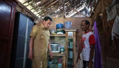 Tinjau Dua Rumah Tidak Layak Huni di Sukamulya, Bupati Tangerang Instruksikan Segera Dibangun