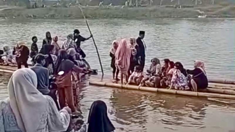 VIRAL! Warga Cidadap Bertaruh Nyawa di Sungai Cibuni, Jembatan Gantung yang Dijanjikan Sejak 2017 Tak Kunjung Terwujud
