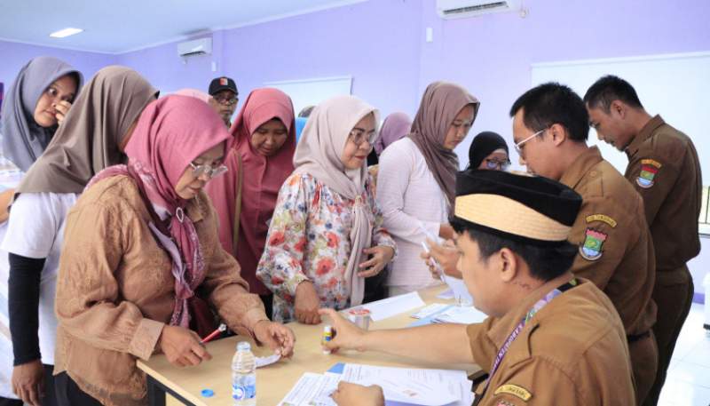 Diskum Berikan Bantuan Perlengkapan Kepada 52 Pelaku Usaha Kecamatan Legok