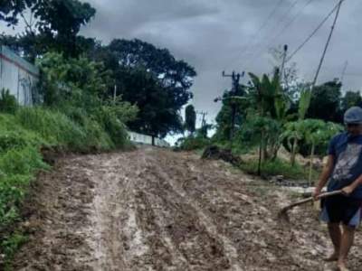 Jalan Poros Desa Cigoong Selatan Rusak Parah dan Berlumpur