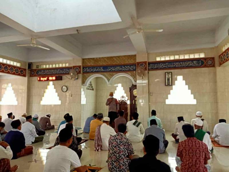 Foto : Kapolsek Cisoka AKP Nurrokhman, SH Imbau Jama'ah Masjid Patuhi Protokol Kesehatan