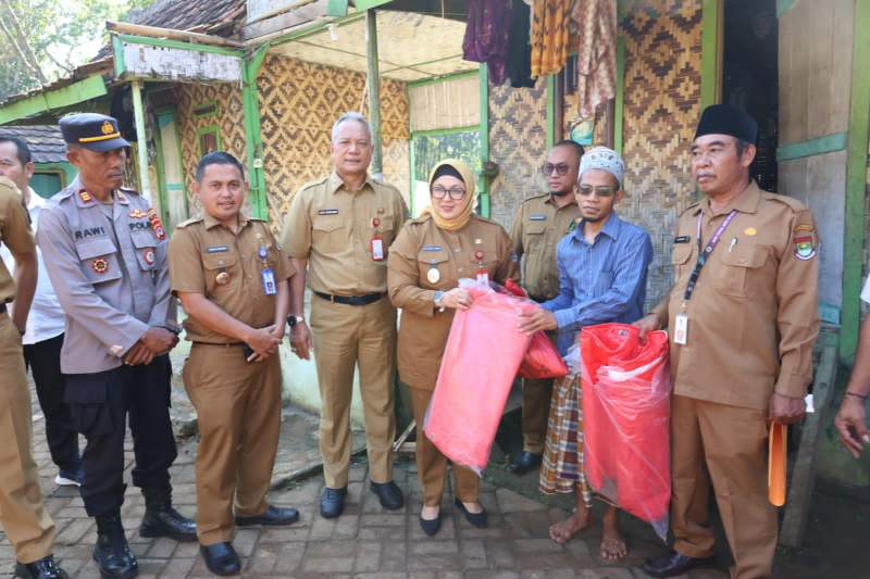 Wabup Intan Serahkan Bantuan untuk Korban Angin Puting Beliung di Desa Taban