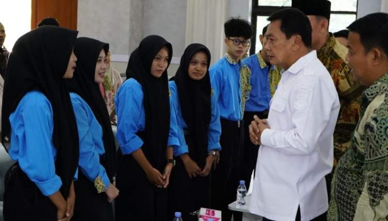 Bupati Tangerang Lepas Tujuh Siswa Berprestasi Lanjut Kuliah ke Tiongkok