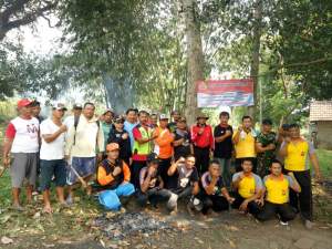 Bersama Warga Cikasungka, Kapolsek Cisoka Bersihkan TPU Kebagusan