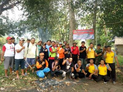 Bersama Warga Cikasungka, Kapolsek Cisoka Bersihkan TPU Kebagusan