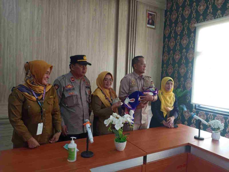 Kepolisian Sektor Cisoka Serahkan Bayi Yang Ditemukan Warga Solear