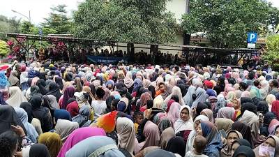 Membludak dan Ricuh! GPM Cisoka Diserbu 2.000 Warga, Camat Sumartono Hentikan Sementara Pendistribusian