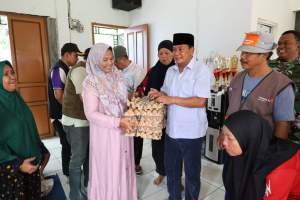 Bupati Tangerang Tinjau Banjir di Jayanti, Masak dan Makan Bersama Warga di Dapur Umum