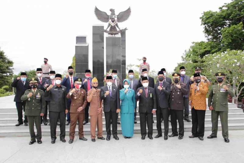 PLH Bupati OKU Gelar Acara Ziarah Nasional Dalam Rangka Memperingati Hari Pahlawan Yang Ke-76 Tahun 2021