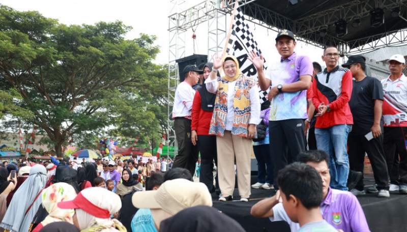 Lepas Gerak Jalan, Wabup Intan Minta Aparat dan Warga Kecamatan Mekar Baru Bersinergi