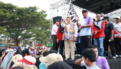 Lepas Gerak Jalan, Wabup Intan Minta Aparat dan Warga Kecamatan Mekar Baru Bersinergi