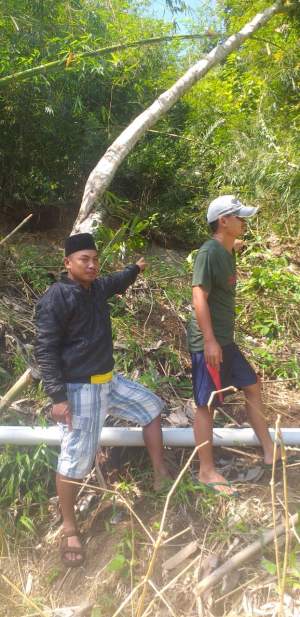 Akibat Hujan Deras, Tebing Longsor Tutup Saluran Air di Berajil