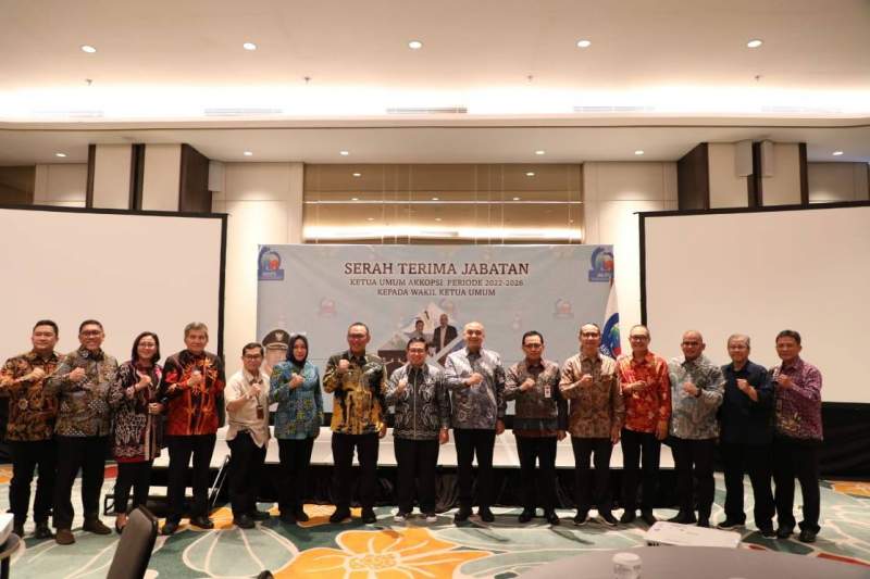 Bupati Zaki Serahkan Jabatan Ketua Umum AKKOPSI Kepada Walikota Banjarmasin