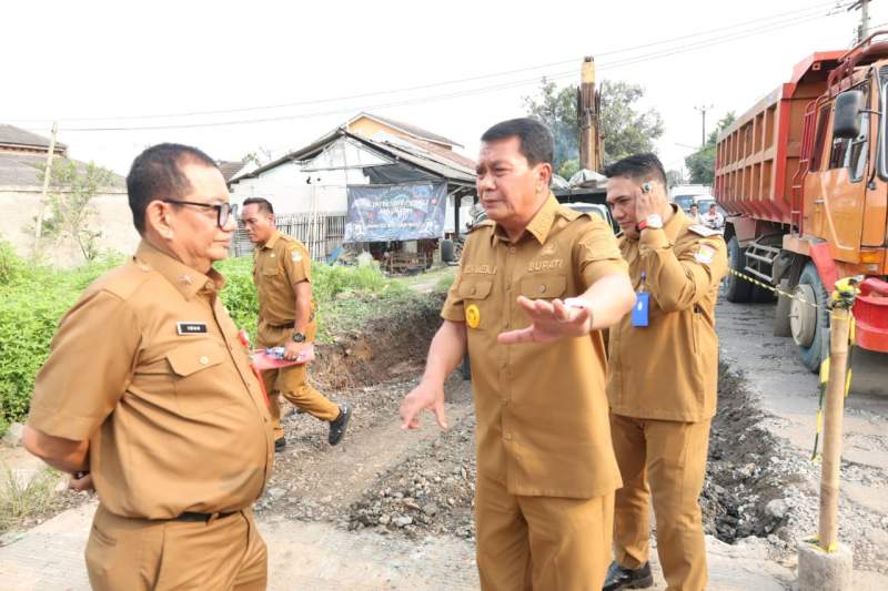 Bupati Tinjau Langsung Perbaikan Jalan Cangkudu-Cisoka