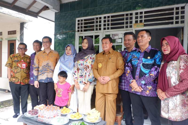 Bupati Kunjungi Warga Marga Mulya Kec. Mauk Penerima Beasiswa SGU