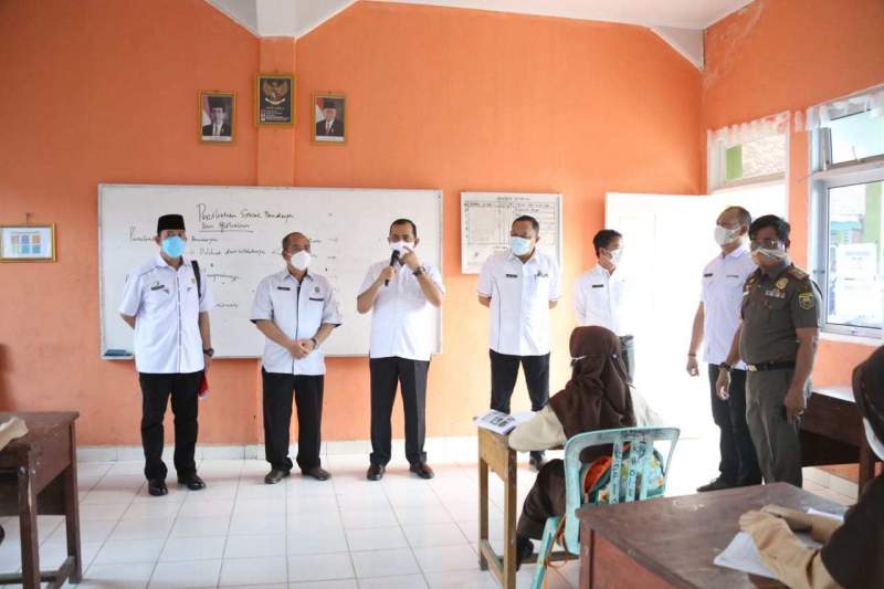 PLH Bupati Edward Candra Bersama Kadin Pendidikan Kabupaten OKU Tinjau Pelaksanaan Pembelajaran Tatap Muka Terbatas