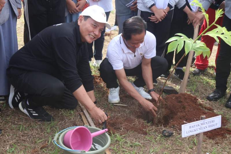 Menteri LHK dan Pj. Bupati Bogor Gaungkan Kesadaran Lingkungan di SMAN 1 Sukaraja