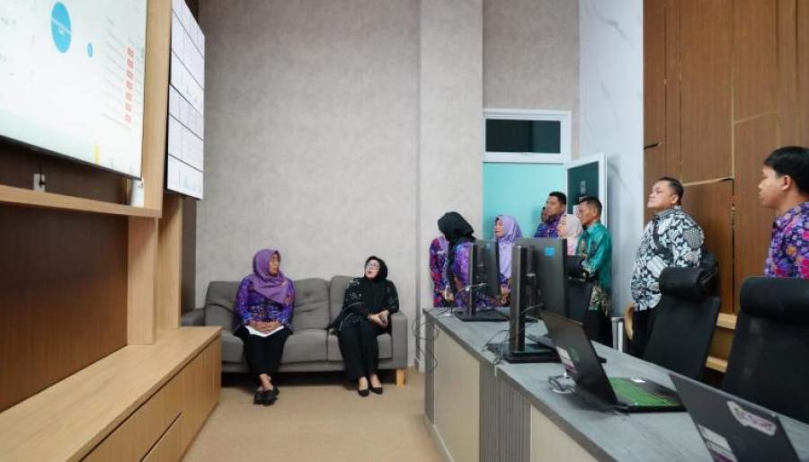 Wabup Intan Tinjau Keamanan Data dan Layanan Command Center 112 di Smart Building Diskominfo