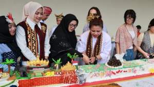 Wabup Intan Apresiasi Sekarwangi Cake Hadirkan Citra Nusantara Perayaan HUT Ke-18